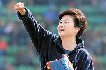 Photos - la présidente sud-coréenne Park Geun-hye lance la finale de baseball