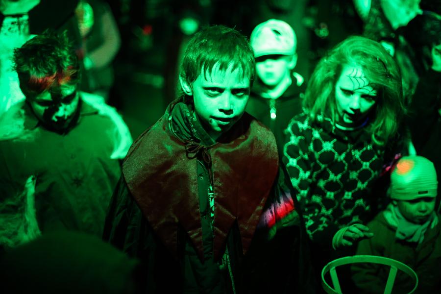 Allemagne: enfants v&ecirc;tus de costumes d'Halloween
