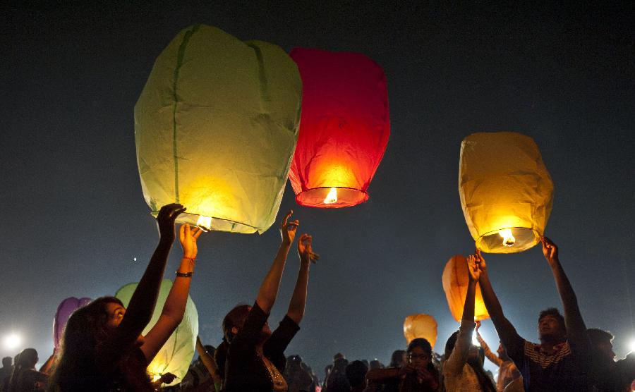 Lanternes de ciel lanc&eacute;es par des b&eacute;n&eacute;voles en Inde