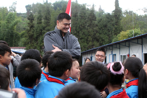 Yao Ming visite une école sinistrée du séisme de Ya'an
