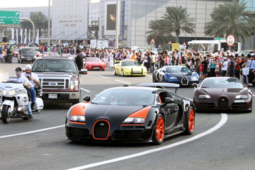 Photos - Voitures de luxe &agrave; un d&eacute;fil&eacute; pour soutenir la candidature de Duba&iuml; &agrave; l'Expo 2012