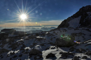 Chine: le lever du soleil au Mont enneigé Yulong à Lijiang