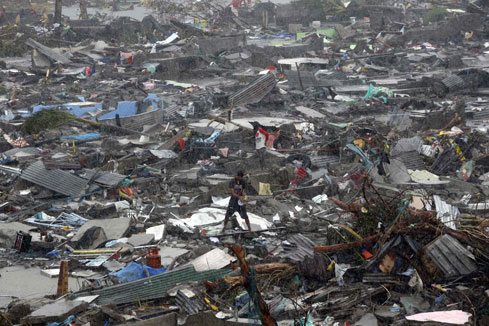 Philippines: 300 morts et 2.000 disparus apr&egrave;s le passage du typhon Haiyan