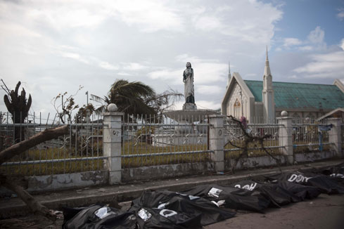 Philippines : le nombre de morts caus&eacute;s par le typhon d&eacute;passe 3.630