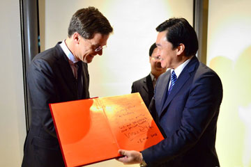 Le PM n&eacute;erlandais accorde une interview exclusive au Xinhuanet