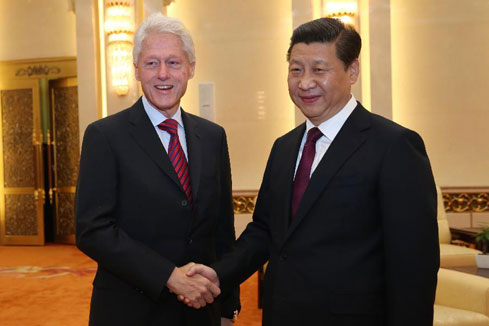 Le pr&eacute;sident chinois Xi Jinping rencontre l'ancien pr&eacute;sident am&eacute;ricain Clinton