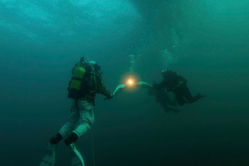 La torche olympique traverse le lac Baïkal sous l'eau