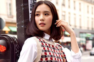 Mode : Liu Shishi pose dans les rues de Paris