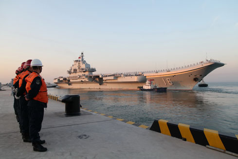 D&eacute;part du porte-avions chinois Liaoning pour une mission en mer