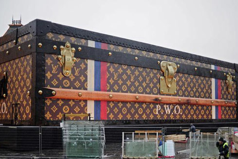 Une malle Louis Vuitton gigantesque install&eacute;e sur la place Rouge
