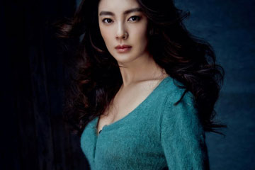 L'actrice chinoise Zhang Yuqi pose pour un magazine