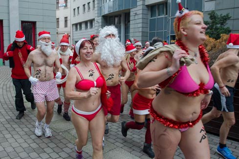 Budapest : "Santa run" &agrave; moiti&eacute; nu