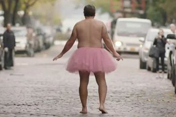 Il parcourt les &Eacute;tats-Unis en tutu pour faire rire sa femme atteinte d'un cancer