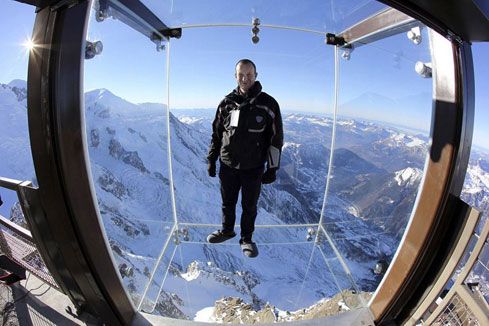«Pas dans le vide», une cabine en verre dans les Alpes