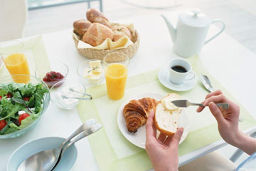 Manger lentement pourrait r&eacute;duire la faim, selon une &eacute;tude