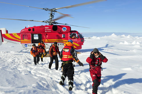 Antarctique : un hélicoptère chinois évacue tous les passagers d'un navire russe échoué