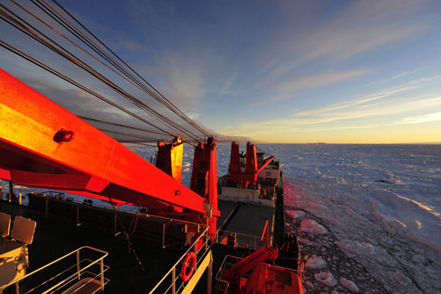 Le brise-glace chinois Xuelong piégé à son tour après avoir secouru le navire russe (AMSA)