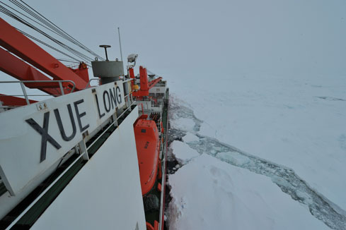 Le brise-glace chinois piégé en Antarctique se prépare à tenter une sortie si la météo est favorable
