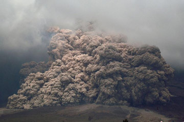 Photos - le volcan Sinabung en éruption en Indonésie