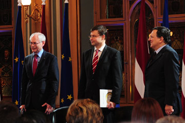 Adh&eacute;sion de la Lettonie &agrave; la zone euro: Van Rompuy et Barroso assistent &agrave; la c&eacute;r&eacute;monie