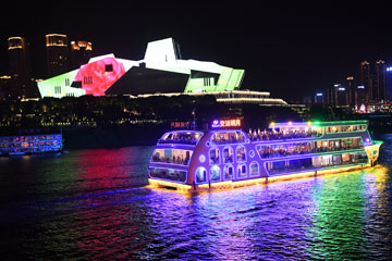 Chine: vue nocturne pr&egrave;s du quai de Chaotianmen &agrave; Chongqing