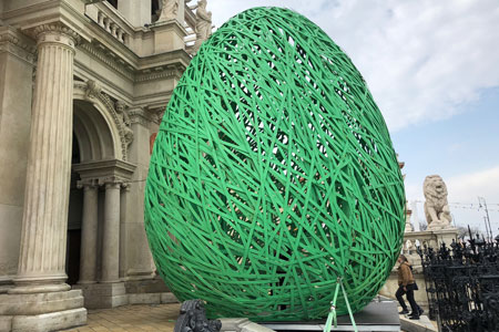 Un oeuf de P&acirc;ques g&eacute;ant