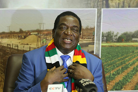 Le président zimbabwéen Emmerson Mnangagwa (PORTRAIT)