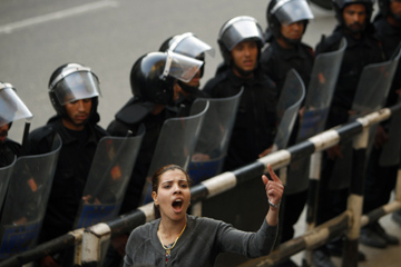 Des manifestations de masse se poursuivent &agrave; travers l'Egypte