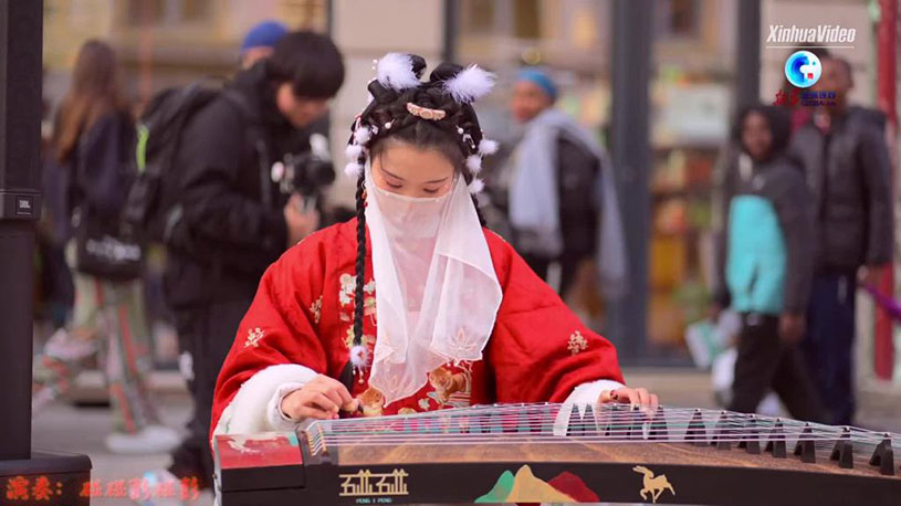 "Ouverture de la Fête du printemps", interprétée par la fille chinoise au guzheng dans les rues de Lyon