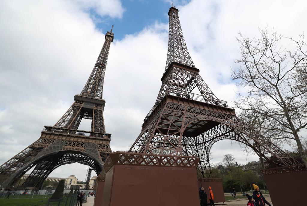 Paris : la tour Eiffel se pare d'un toboggan et d'une réplique pour le 1er  avril