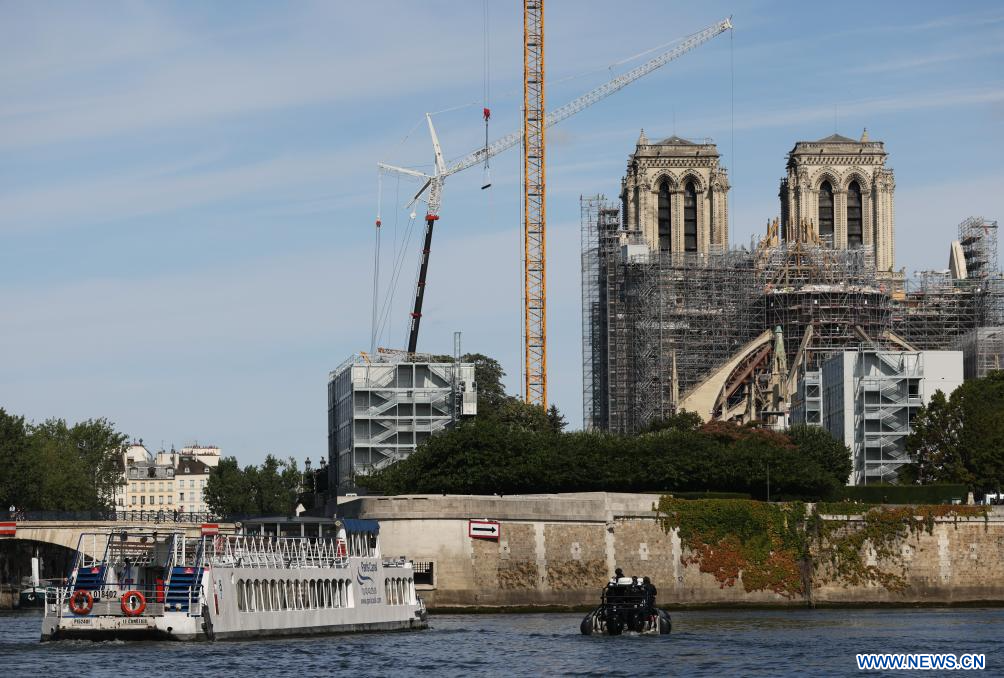 JO 2024 : répétition de la cérémonie d'ouverture: un convoi de bateaux  vogue sur une Seine déserte