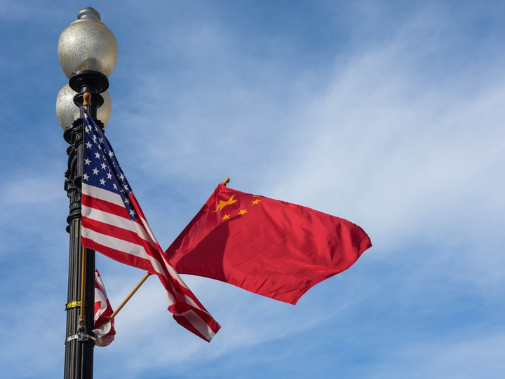 Photo des drapeaux nationaux chinois et américain. (Xinhua/Bao Dandan)