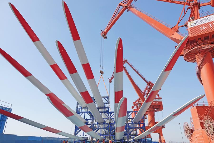 Photo prise le 2 mars 2023 montrant des pales d'éoliennes destinées à être exportées dans le port de Yantai, dans la province chinoise du Shandong (est). (Xinhua/Tang Ke)
