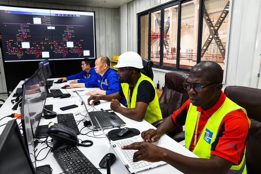 Des employés chinois et camerounais travaillent dans la salle de contrôle de la Centrale Hydroélectrique de Lom-Pangar, dans la région de l'Est du Cameroun, le 19 septembre 2024. (Xinhua/Kepseu)